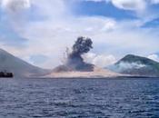 Graban momento volcán entra erupción Papúa Nueva Guinea