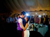 novias llevan pulseras.