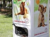 Máquinas reciclaje alimentan perros gatos abandonados
