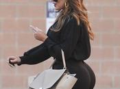 Khloé Kardashian aparece trasero