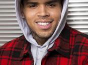 Chris Brown: ébola forma control población”