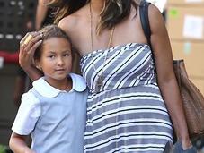 Halle Berry demanda aclarar alisar pelo hija