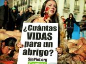Barcelona desnuda contra pieles animales