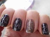 Manicura negra elegante estampada