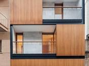 Entre bloques, vivienda diseñada hacia interior donde madera protagonista