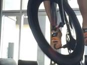 Acrobacias encima rodillo (vídeo)