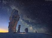 Láctea encima formaciones rocosas Siete Gigantes