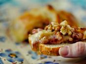 Hojaldre relleno queso camembert, nueces frutos rojos.