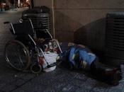 persona, junto silla ruedas, durmiendo esta noche esquina Consell Cent Urgell