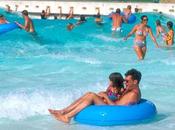 Salvavidas salva niño estaba ahogando piscina olas