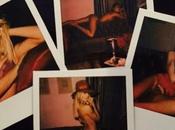Candice Swanepoel luce gafas estas sensuales polaroids para Victoria's Secret