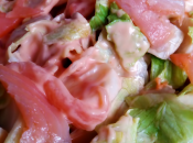 Ensalada palmitos salmón salsa rosa vegana