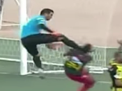 Entrada salvaje portero rival fútbol tunecino