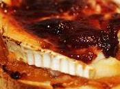 Tosta Cebolla caramelizada rulo cabra mermelada frambuesa chocolate blanco.