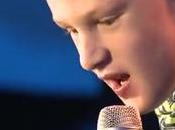 Este niño ciego-autista cantándole Dios hará quebrantarte [vídeo]