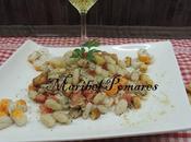 Ensalada alubias blancas tomate, surimi, atún semillas amapola.