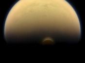 Cassini fotografía enorme nube hielo polo Titán. acerca invierno