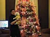 Decorando arbol Navidad.