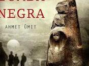 Reseña, tumba negra