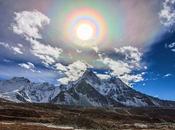 Corona solar colores sobre Himalaya