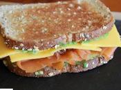 Sándwich saludable aguacate, salmón nueces. Recetas para cena