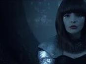 Lauren Mayberry despoja armadura vídeo para 'ClearestBlue'