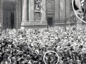 Joven Adolf Hitler celebrando declaración Primera Guerra Mundial