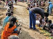 Distribución alimentos Chinnapuram Village, Andhra Pradesh