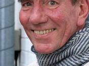 Pete Postlethwaite dejado