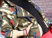 Cazadora floreada tejanos deshilachados