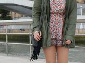 Outfit mono flores parka para primavera