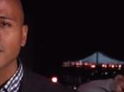 Mujer enseña senos detrás reportero reportaje vivo (NSFW)