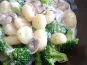 Brócoli ñoqui patata salsa champiñon