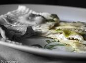 Raviolis caseros rellenos mousse queso pesto