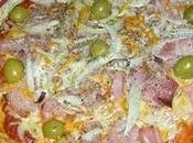 Pizza jamón york, cebolla, bacon aceitunas