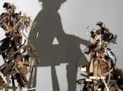 Esculturas desecho proyectan sombras chinas