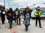 refugiados Calais buscan alivio música.