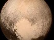 Horizons: Glaciares nitrógeno llanura forma corazón.