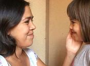 ¿Por debes agacharte para hablar niño?