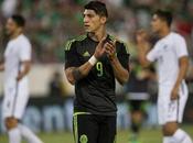 Alan Pulido presenta inflamación rodilla