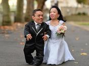 pareja pequeña mundo obtiene anillos, luego registro