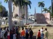 Curiosidad patriotismo: largas filas Santiago Cuba para endemoniado sepulcro