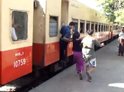 coge tren marcha Myanmar