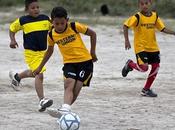 Imagenes niños jugando futbol entrenando parque