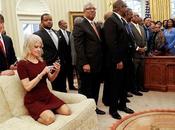 Asesora Trump desató tormenta críticas arrodillarse sofá salón Oval #CasaBlanca #EEUU (FOTO)