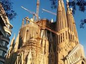 Sagrada Familia ilumina para celebrar Semana Santa!