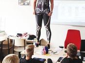 Maestra utiliza propio cuerpo para enseñar anatomía