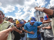 Régimen acosa Capriles