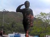 PUEBLO ARRECHO] estatua Chávez Ardió #Carabobo (FOTO)