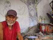 Alberto Alvarado, artista vive propia instalación arte calle.